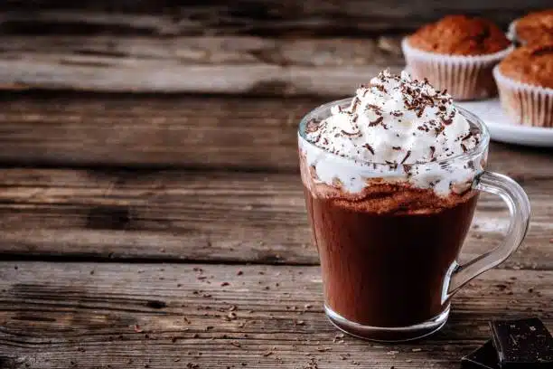 Tasse de chocolat chaud avec chantilly