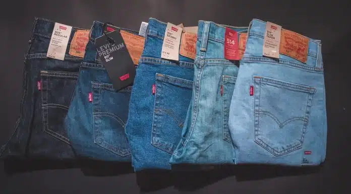 Des jeans de différents coloris