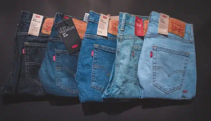 Des jeans de différents coloris