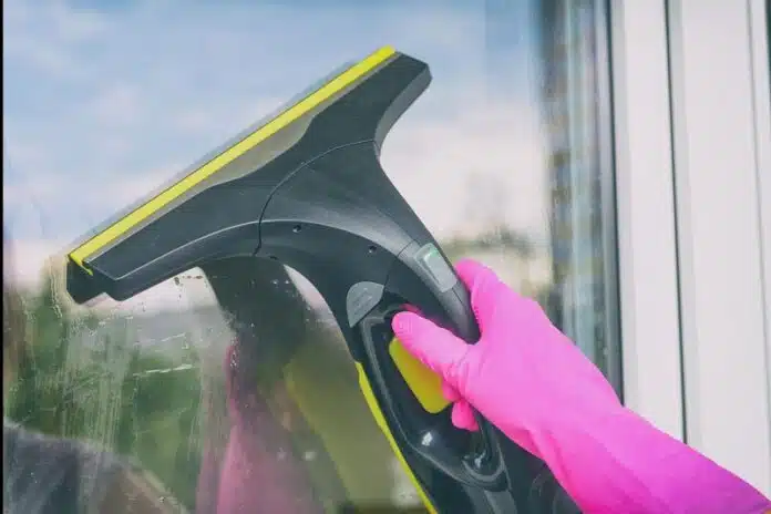 Les meilleurs robots lave-vitres de 2023 par Que Choisir