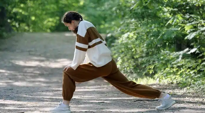 Une femme en vêtements de sport