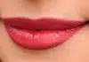 lèvres portant du rouge à lèvres