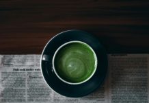 thé matcha dans un bol en céramique